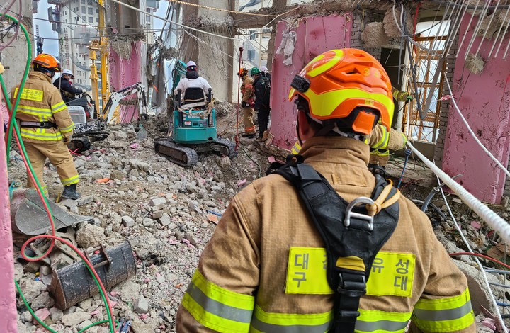 [광주=뉴시스] 변재훈 기자 = 광주 서구 현대산업개발 신축 붕괴 22일째이자 설날인 1일 오후 무너진 201동 건물 내 29층에서 구조 당국이 잔해물을 제거하며 수색 작업을 펼치고 있다. (사진=광주소방안전본부 제공) 2022.02.01. photo@newsis.com *재판매 및 DB 금지