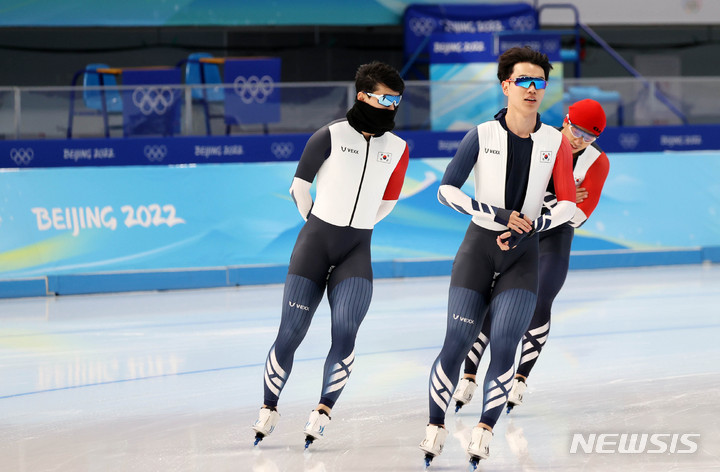[베이징(중국)=뉴시스] 고범준 기자 = 스피드 스케이팅 김민석, 김준호, 박성현이 1일 오후 베이징 국립 스피드 스케이팅 오벌에서 2022 베이징동계올림픽대회를 앞두고 훈련을 하고 있다. 2022.02.01. bjko@newsis.com