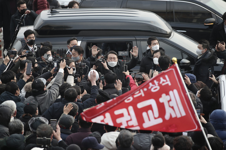 [서울=뉴시스] 최동준 기자 = 윤석열 국민의힘 대선 후보가 1일 인천 강화풍물시장을 방문해 시민들에게 인사하고 있다. (사진=국민의힘 선대위 제공) 2022.02.01. photo@newsis.com *재판매 및 DB 금지