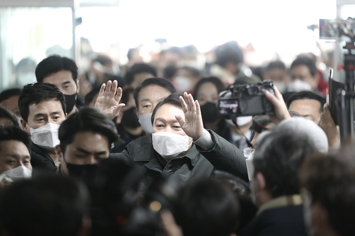 [서울=뉴시스] 최동준 기자 = 윤석열 국민의힘 대선 후보가 1일 인천 강화풍물시장을 방문해 시민들에게 인사하고 있다. (사진=국민의힘 선대위 제공) 2022.02.01. photo@newsis.com *재판매 및 DB 금지