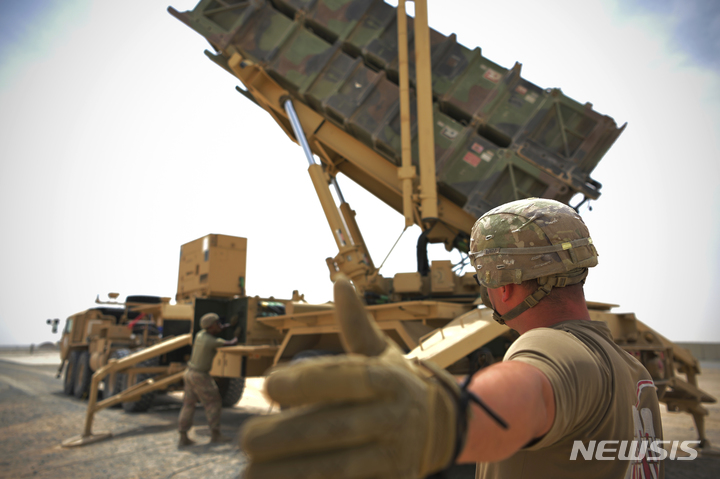 [아부다비=AP/뉴시스] 도널드 트럼프 미국 행정부가 해외 동맹국에 배치된 패트리엇 대공미사일 시스템을 우크라이나에 추가 지원하기로 하고 동맹국과 수송 문제를 논의 중이라고 미국 일간 뉴욕타임스(NYT)가 4일(현지 시간) 보도했다. 사진은 지난 2022년 아랍에미리트의 아부다비 근처에 있는 알다프라 미 공군부대에서 미군포병대원들이 작업을 하는 모습. 2025.05.05.
