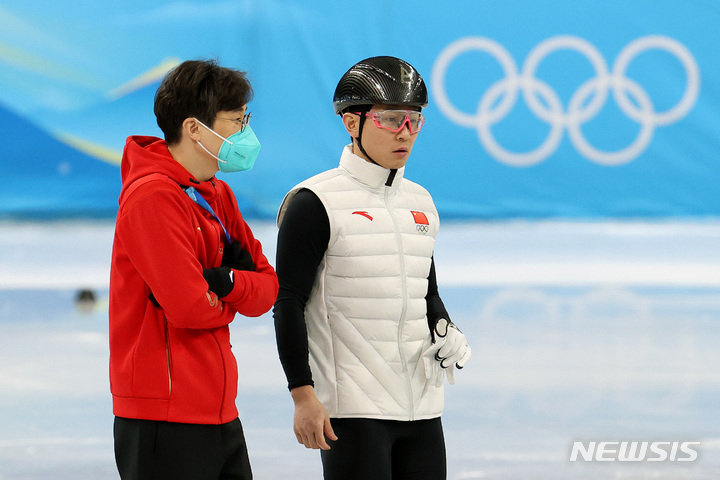[베이징(중국)=뉴시스] 김병문 기자 = 김선태 중국 쇼트트랙 대표팀 감독과 안현수 기술 코치가 1일 오후 중국 베이징 캐피탈 실내경기장에서 중국 선수과 함께 훈련하고 있다. 2022.02.01. dadazon@newsis.com