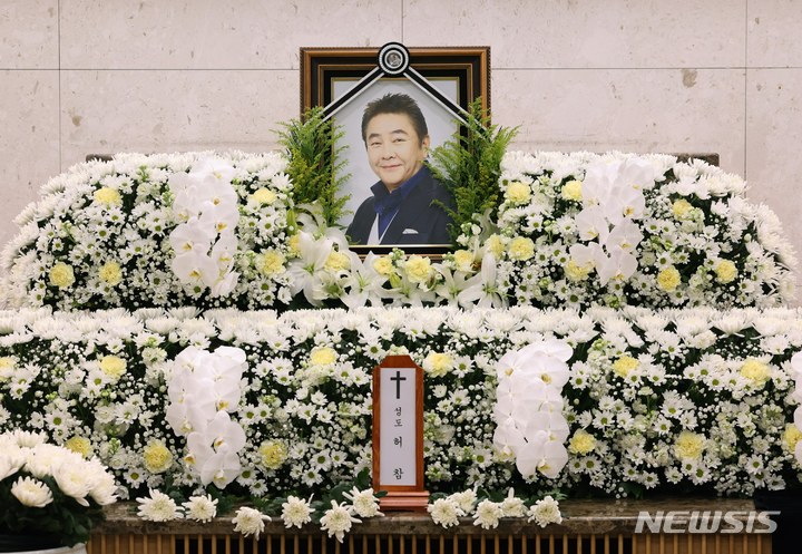 [서울=뉴시스] 사진공동취재단 = 故 허참의 빈소가 2월 1일 서울 풍납동 서울아산병원 장례식장에 마련되어 있다. 2022.02.01. photo@newsis.com