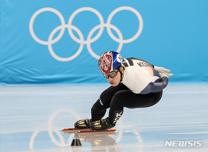 [베이징(중국)=뉴시스] 김병문 기자 = 한국 쇼트트랙 대표팀 황대헌이 1일 오후 중국 베이징 캐피탈 실내경기장에서 훈련을 하고 있다. 2022.02.01. dadazon@newsis.com