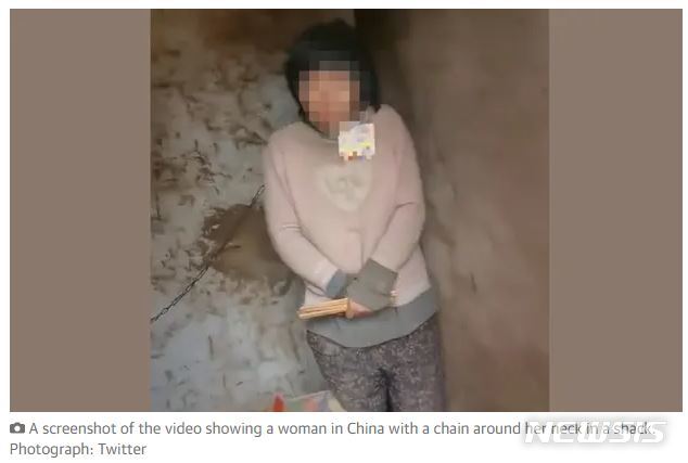 [서울=뉴시스] 판잣집 사슬에 묶여 있는 중국 여성. (사진=가디언 웹사이트 캡처) *재배포 및 DB금지. 