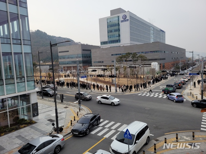 [창원=뉴시스] 강경국 기자 = 오미크론 변이 검출률이 우세종이 되면서 코로나19 검사를 받기 위해 많은 시민들이 선별진료소에 한꺼번에 몰리면서 인산인해를 이루고 있다. 2022.02.02. kgkang@newsis.com