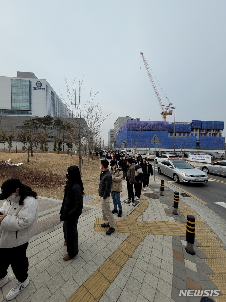 [창원=뉴시스] 강경국 기자 = 오미크론 변이 검출률이 우세종이 되면서 코로나19 검사를 받기 위해 많은 시민들이 선별진료소에 한꺼번에 몰리면서 인산인해를 이루고 있다. 2022.02.02. kgkang@newsis.com