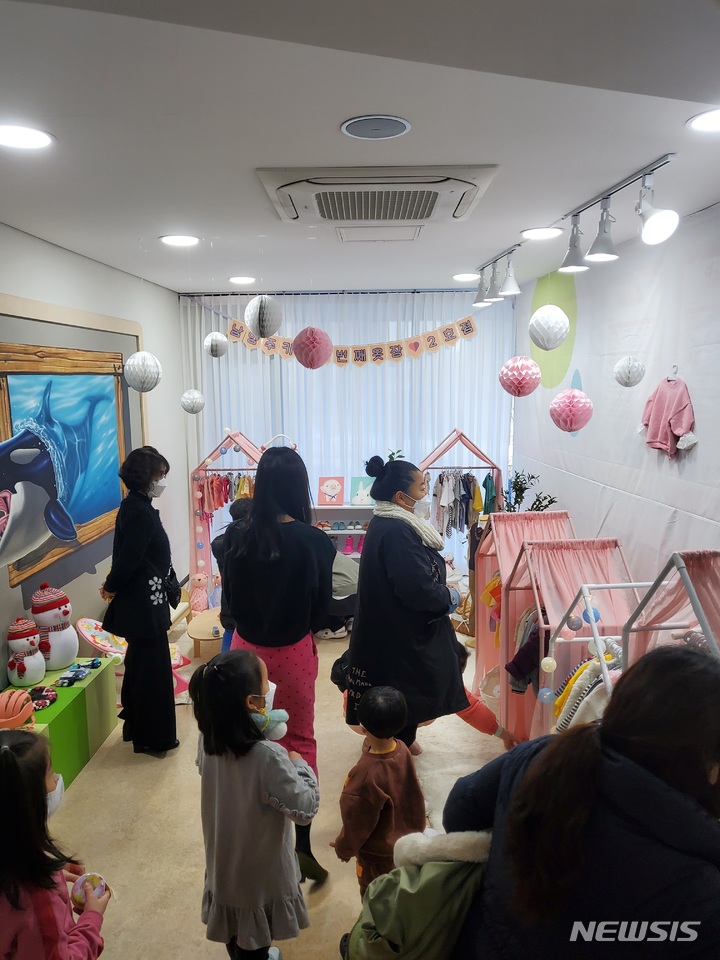 남양주시 키즈 두 번째 옷장 2호점을 찾은 시민들이 옷을 구경하고 있다. (사진=남양주시 제공)