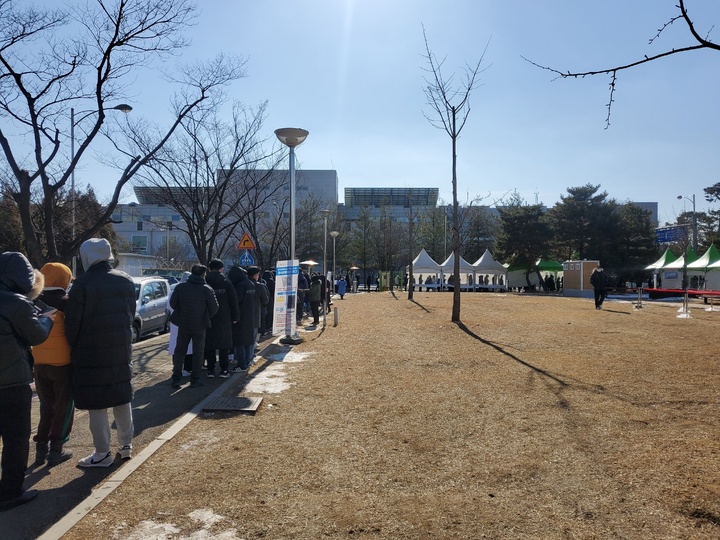 [수원=뉴시스] 이병희 기자 = 설 연휴 마지막 날인 2일 낮 12시께 경기 수원시 권선구보건소 임시선별검사소에 코로나19 PCR 검사를 받으러 온 시민들이 줄을 서고 있다. 2022.02.02. iambh@newsis.com *재판매 및 DB 금지