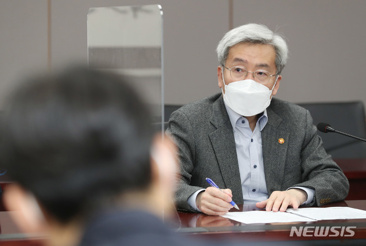 [서울=뉴시스]고승범 금융위원장이 2일 서울 종로구 정부서울청사에서 설연휴 기간 중 미국 등 주요 시장 동향과 향후 이슈 등을 점검했다. (사진= 금융위원회 제공) 2022.2.2. photo@newsis.com