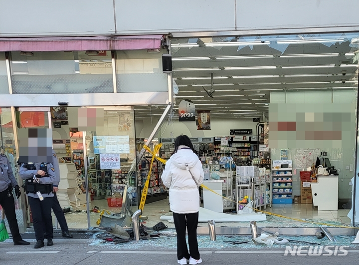 [청주=뉴시스] 조성현 기자 = 2일 오후 2시께 충북 청주시 서원구 산남동 한 도로에서 70대 A씨가 몰던 승용차가 상가로 돌진하는 사고가 발생했다. (사진=독자제공) 2022.02.02. photo@newsis.com *재판매 및 DB 금지