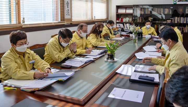 [괴산=뉴시스] 강신욱 기자 = 충북 괴산군이 2일 이차영 군수 주재로 코로나19 긴급 비상대책회의를 열고 있다. 괴산군청에서는 이번 설 연휴 기간 직원 19명이 코로나19 확진 판정을 받았다. (사진=괴산군 제공) 2022.02.02. photo@newsis.com *재판매 및 DB 금지