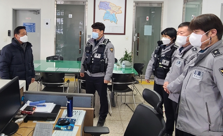 [괴산=뉴시스] 강신욱 기자 = 이차영 충북 괴산군수가 2일 군청 내 코로나19 발생과 관련한 긴급 비상대책회의에 앞서 괴산경찰서 지구대를 방문해 근무자들을 격려하고 있다. (사진=괴산군 제공) 2022.02.02. photo@newsis.com *재판매 및 DB 금지