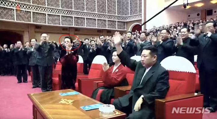 [서울=뉴시스]2일 북한 조선중앙TV가 보도한 지난 1일 설 명절 경축공연에서 김정은 조선노동당 총비서 겸 국무위원장 고모 김경희(붉은 동그라미) 전 조선노동당 비서 모습이 포착됐다. (사진=조선중앙TV 갈무리) 2022.02.02 