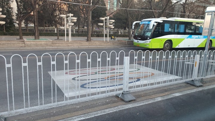 [베이징=뉴시스] 김주희 기자 =중국 베이징 도로에 오륜기가 새겨져 있다. *재판매 및 DB 금지