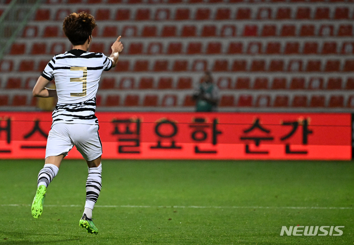 [두바이(아랍에미리트)=뉴시스] 배훈식 기자 = 1일(현지시간) 오후 아랍에미리트 두바이 라쉬드 스타디움에서 열린 2022 카타르 월드컵 아시아 지역 최종예선 대한민국과 시리아와의 경기, 김진수가 선제골을 성공시킨 뒤 벤치를 향해 달려가고 있다. 2022.02.02. dahora83@newsis.com