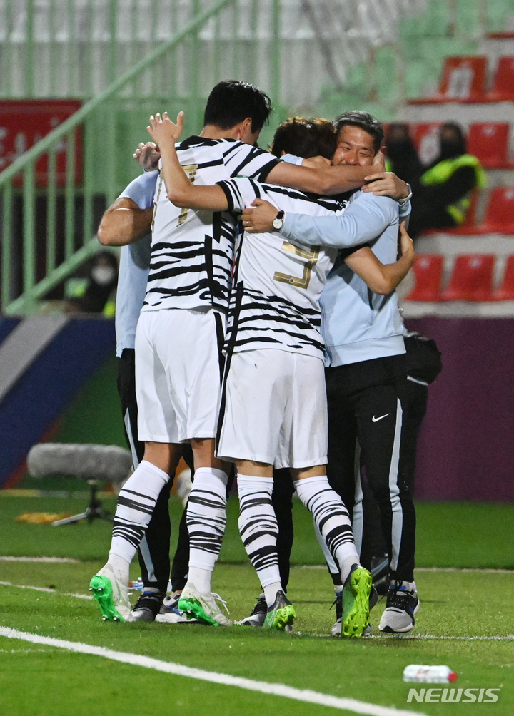 [두바이(아랍에미리트)=뉴시스] 배훈식 기자 = 1일(현지시간) 오후 아랍에미리트 두바이 라쉬드 스타디움에서 열린 2022 카타르 월드컵 아시아 지역 최종예선 대한민국과 시리아와의 경기, 선제골을 터뜨린 김진수가 코칭 스태프와 기쁨을 나누고 있다. 2022.02.02. dahora83@newsis.com