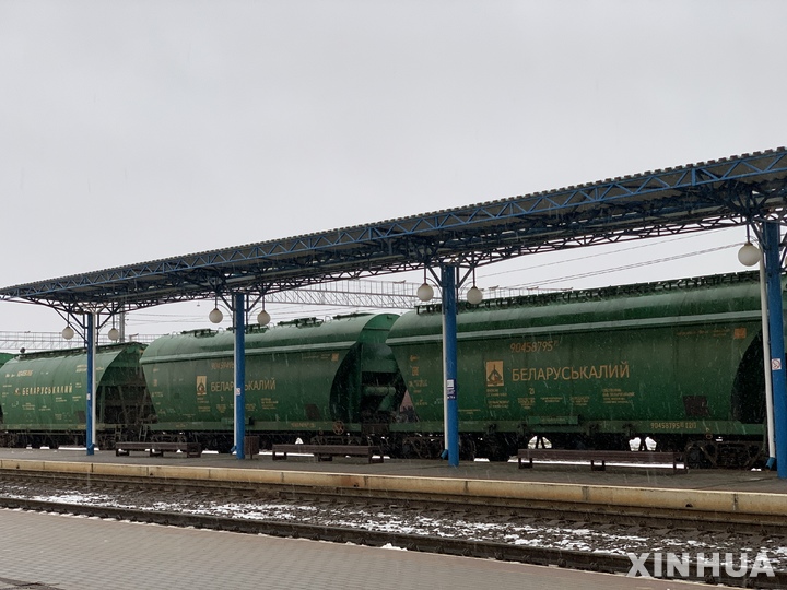 [ 민스크( 벨라루스)=신화/뉴시스] 2월1일부터 멈춰선 벨라루스의 리투아니아행 탄산칼륨 비료 수송열차들. 로만 골로브첸코 벨라루스총리는 보복 조치로 리투아니아 철도의 각종 석유제품과 비료 등의 국내 진입을 금지한다고 2일 발표했다.