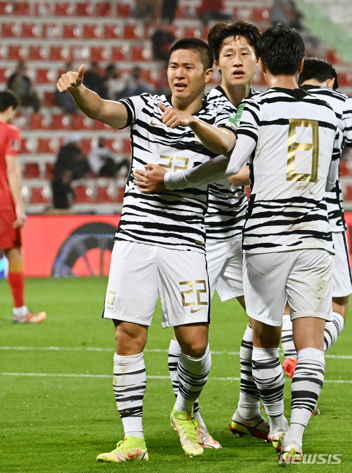 [두바이(아랍에미리트)=뉴시스] 배훈식 기자 = 1일(현지시간) 오후 아랍에미리트 두바이 라쉬드 스타디움에서 열린 2022 카타르 월드컵 아시아 지역 최종예선 대한민국과 시리아와의 경기, 추가골을 터뜨린 권창훈이 엄지를 치켜 세우고 있다. 2022.02.02. dahora83@newsis.com