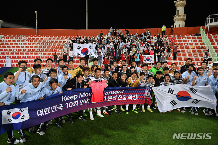 [두바이(아랍에미리트)=뉴시스] 배훈식 기자 = 대한민국이 10회 연속 월드컵 본선 진출을 확정한 1일(현지시간) 오후 아랍에미리트 두바이 라쉬드 스타디움에서 대표팀 선수들과 코칭 스태프가 기념촬영을 하고 있다. 이날 대한민국 대표팀은 시리아를 2대 0으로 물리치고 남은 경기 결과에 상관없이 월드컵 본선 진출을 확정했다. 2022.02.02. dahora83@newsis.com