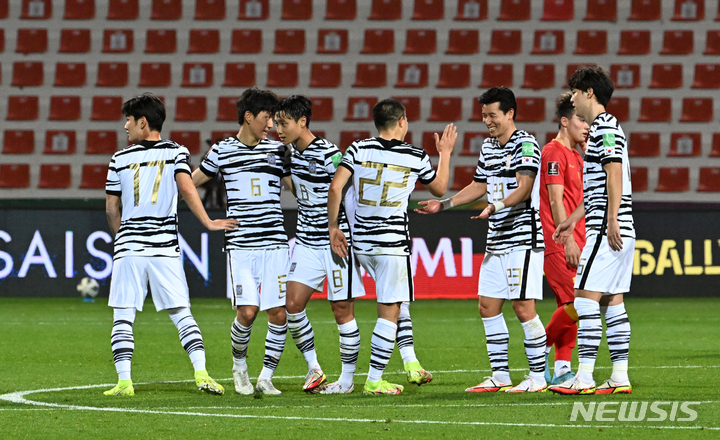 [두바이(아랍에미리트)=뉴시스] 배훈식 기자 = 대한민국이 10회 연속 월드컵 본선 진출을 확정한 1일(현지시간) 오후 아랍에미리트 두바이 라쉬드 스타디움에서 선수들이 하이파이브를 하고 있다. 이날 대한민국 대표팀은 시리아를 2대 0으로 물리치고 남은 경기 결과에 상관없이 월드컵 본선 진출을 확정했다. 2022.02.02. dahora83@newsis.com