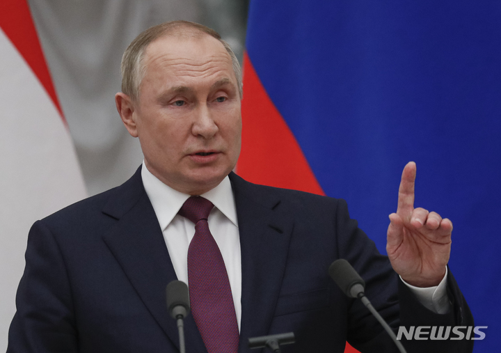 [모스크바=신화/뉴시스] 블라디미르 푸틴 러시아 대통령이 1일(현지시간) 러시아 모스크바에서 빅토르 오르반 헝가리 총리와의 회담 후 공동기자회견을 하고 있다. 푸틴 대통령은 미국과 그 동맹국들이 러시아의 안전보장 요구를 무시했다고 말했다. 2022.02.02.