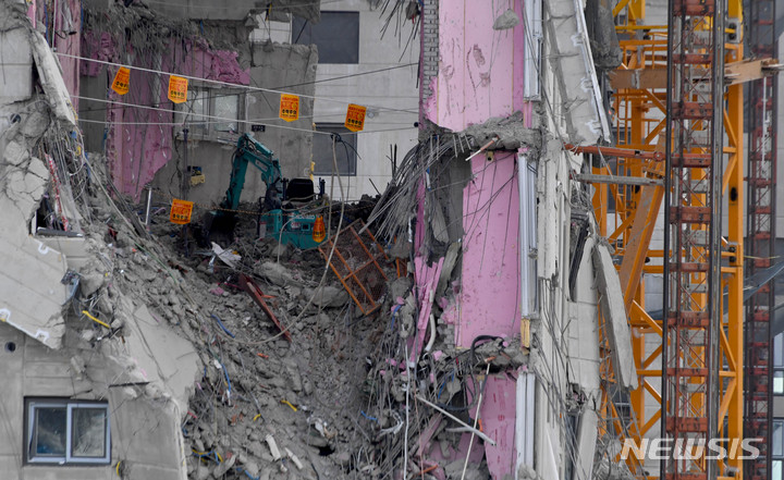[광주=뉴시스] 변재훈 기자 = 2일 오전 광주 서구 HDC현대산업개발 신축 아파트 붕괴 현장 내 무너진 201동 남서쪽 29층 인근 잔해물 더미가 무너져 내려 현장에 '위험 추락 주의' 팻말이 걸린 채 수색 작업이 중단됐다. 2022.02.02. wisdom21@newsis.com