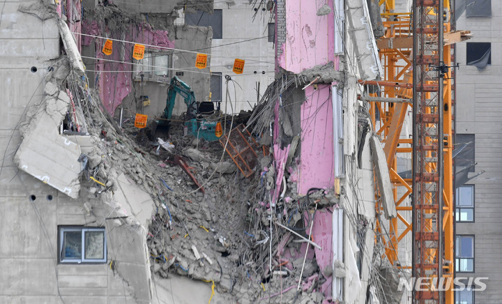 [광주=뉴시스] 변재훈 기자 = 2일 오전 광주 서구 HDC현대산업개발 신축 아파트 붕괴 현장 내 무너진 201동 남서쪽 29층 인근 잔해물 더미가 무너져 내려 현장에 '위험 추락 주의' 팻말이 걸린 채 수색 작업이 중단됐다. 현장 주변에 드론이 날아다니며 상황을 살피고 있다. 2022.02.02. wisdom21@newsis.com