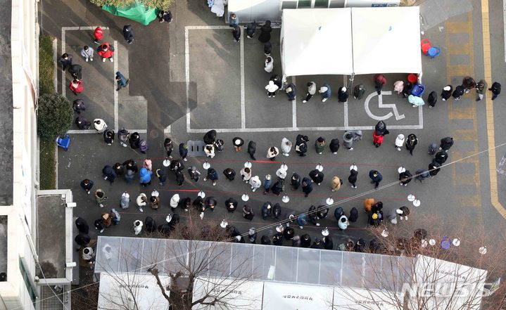 [부산=뉴시스] 하경민 기자 = 설 연휴 마지막 날인 2일 오전 부산 부산진구보건소 선별진료소를 찾은 시민들이 진단검사를 받기 위해 길게 줄을 선 채 차례를 기다리고 있다. 2022.02.02. yulnetphoto@newsis.com