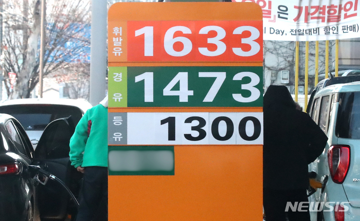 [서울=뉴시스] 조수정 기자 = 정부의 유류세 인하에도 휘발유 가격이 2주 연속 상승했다. 한국석유공사 오피넷에 따르면 2일 기준 전국 평균 1668원(리터당), 최고가 지역인 서울 휘발유 가격은 리터당 1741원으로 나타났다. 지난달 31일 기준 국제유가(싱가포르에서 거래된 두바이(현물) 원유 가격 추정값)도 또다시 올라 배럴당(Bbl) 88.39달러(원화10만 6864원)를 기록했다. 사진은 2일 서울 한 주유소의 유가판. 2022.02.02. chocrystal@newsis.com