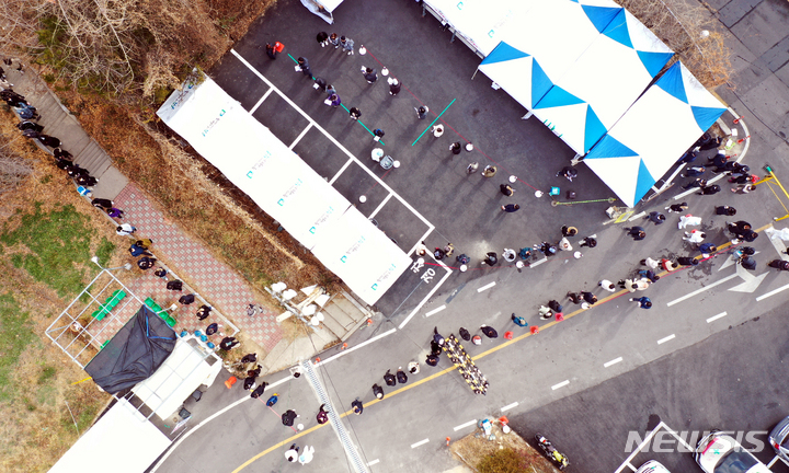 [광주=뉴시스] 류형근 기자 = 설 연휴 마지막날, 광주와 전남지역 코로나19 확진자가 1000명을 돌파한 2일 오전 광주 남구 선별진료소에서 시민들이 신속항원검사(자가키트)를 받기 위해 줄을 서며 기다리고 있다. 2022.02.02. hgryu77@newsis.com