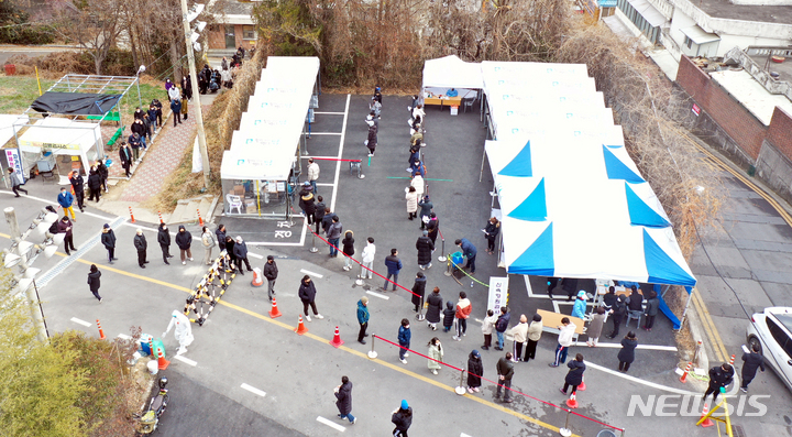 [광주=뉴시스] 류형근 기자 = 설 연휴 마지막날, 광주와 전남지역 코로나19 확진자가 1000명을 돌파한 2일 오전 광주 남구 선별진료소에서 시민들이 신속항원검사(자가키트)를 받기 위해 줄을 서며 기다리고 있다. 2022.02.02. hgryu77@newsis.com