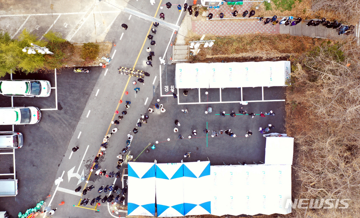 [광주=뉴시스] 류형근 기자 = 설 연휴 마지막날, 광주와 전남지역 코로나19 확진자가 1000명을 돌파한 2일 오전 광주 남구 선별진료소에서 시민들이 신속항원검사(자가키트)를 받기 위해 줄을 서며 기다리고 있다. 2022.02.02. hgryu77@newsis.com