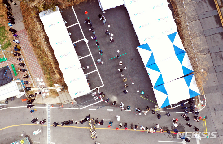 [광주=뉴시스] 류형근 기자 = 설 연휴 마지막날, 광주와 전남지역 코로나19 확진자가 1000명을 돌파한 2일 오전 광주 남구 선별진료소에서 시민들이 신속항원검사(자가키트)를 받기 위해 줄을 서며 기다리고 있다. 2022.02.02. hgryu77@newsis.com