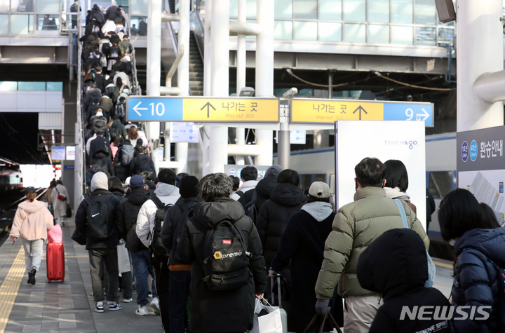 [서울=뉴시스] 조성우 기자 = 설 연휴 마지막 날인 2일 오전 서울 중구 서울역에서 귀경객들이 기차에서 내려 이동하고 있다. 2022.02.02. xconfind@newsis.com