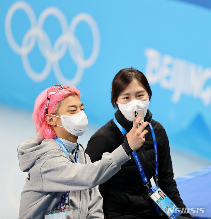 [베이징(중국)=뉴시스] 홍효식 기자 = 한국 쇼트트랙 대표팀 곽윤기, 김아랑이 2일 오전 중국 베이징 캐피탈 실내경기장에서 훈련을 마친 뒤 셀카를 찍고 있다. 2022.02.02. yesphoto@newsis.com