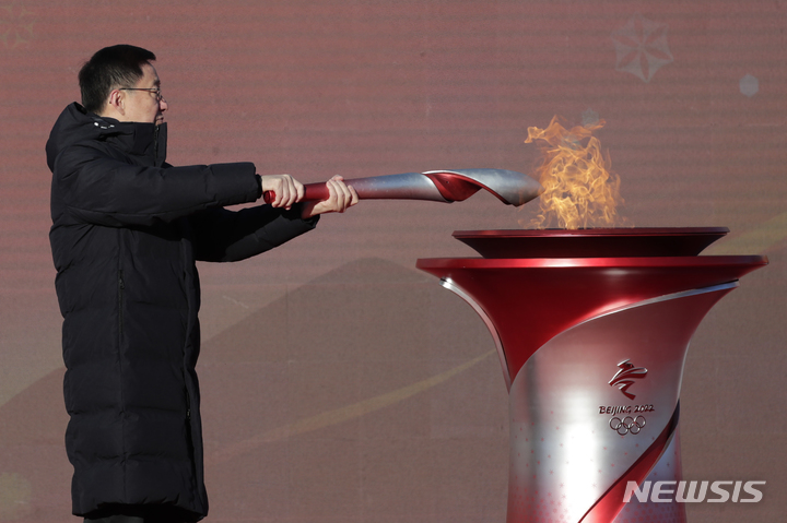 [베이징=AP/뉴시스]중국 공산당 중앙정치국 상무위원인 한정 국무원 부총리가 봉송 개시를 선언했다. 2022.02.02.
