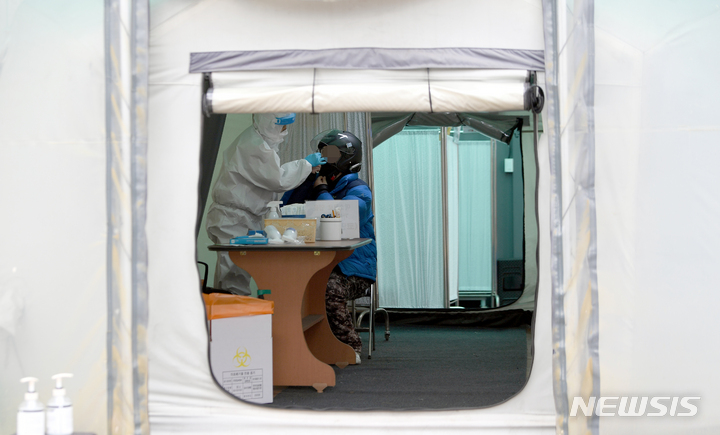 [광주=뉴시스] 류형근 기자 = 설 연휴 마지막날, 광주와 전남지역 코로나19 확진자가 1000명을 돌파한 2일 오전 광주 남구 선별진료소에서 검사자가 유전자증폭(PCR) 검사를 받고 있다. 2022.02.02. hgryu77@newsis.com