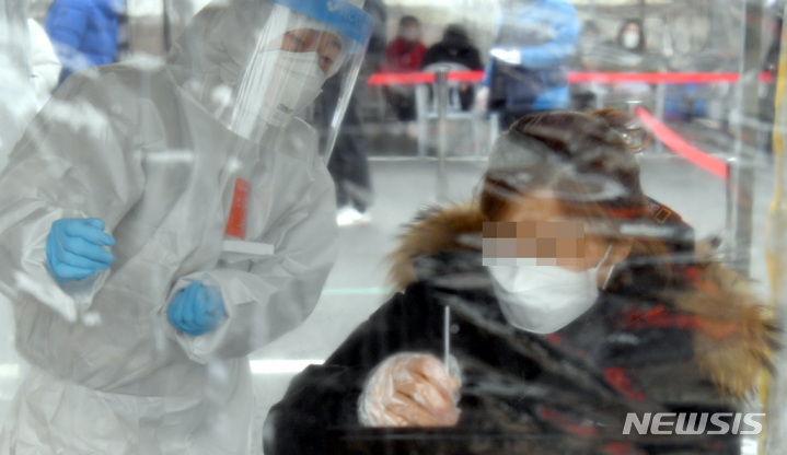 [광주=뉴시스] 류형근 기자 = 설 연휴 마지막날, 광주와 전남지역 코로나19 확진자가 1000명을 돌파한 2일 오전 광주 남구 선별진료소에서 검사자가 신속항원검사(자가키트)를 하고 있다. 2022.02.02. hgryu77@newsis.com