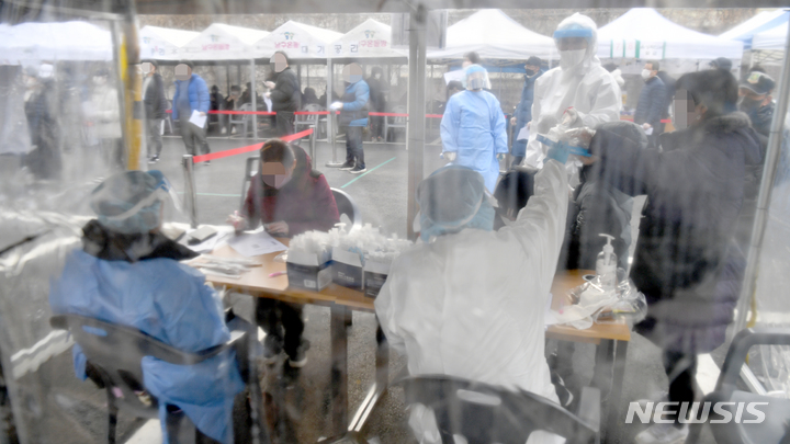 [광주=뉴시스] 류형근 기자 = 설 연휴 마지막날, 광주와 전남지역 코로나19 확진자가 1000명을 돌파한 2일 오전 광주 남구 선별진료소에서 시민들이 신속항원검사(자가키트)를 받기 위해 줄을 서며 기다리고 있다. 2022.02.02. hgryu77@newsis.com