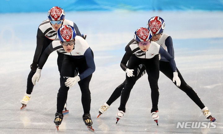 [베이징(중국)=뉴시스] 홍효식 기자 = 쇼트트랙 대표팀 황대헌, 최민정 등이 2일 오전 중국 베이징 캐피탈 실내경기장에서 훈련을 하고 있다. 2022.02.02. yesphoto@newsis.com