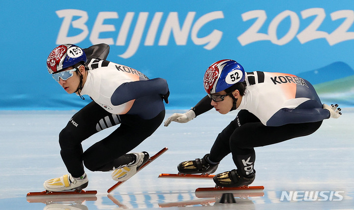 [베이징(중국)=뉴시스] 홍효식 기자 = 쇼트트랙 대표팀 박장혁, 황대헌이 2일 오전 중국 베이징 캐피탈 실내경기장에서 훈련을 하고 있다. 2022.02.02. yesphoto@newsis.com