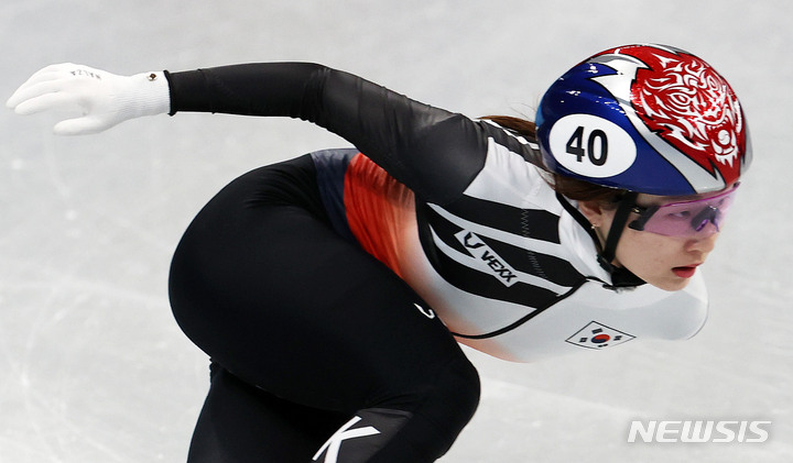 [베이징(중국)=뉴시스] 홍효식 기자 = 쇼트트랙 대표팀 최민정이 2일 오전 중국 베이징 캐피탈 실내경기장에서 훈련을 하고 있다. 2022.02.02. yesphoto@newsis.com