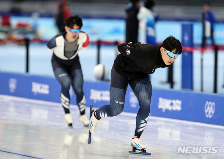 [베이징(중국)=뉴시스] 김병문 기자 = 스피드 스케이팅 김민석과 박성현이 2일 오후 베이징 국립 스피드 스케이팅 오벌에서 2022 베이징동계올림픽대회를 앞두고 훈련을 하고 있다. 2022.02.02. dadazon@newsis.com