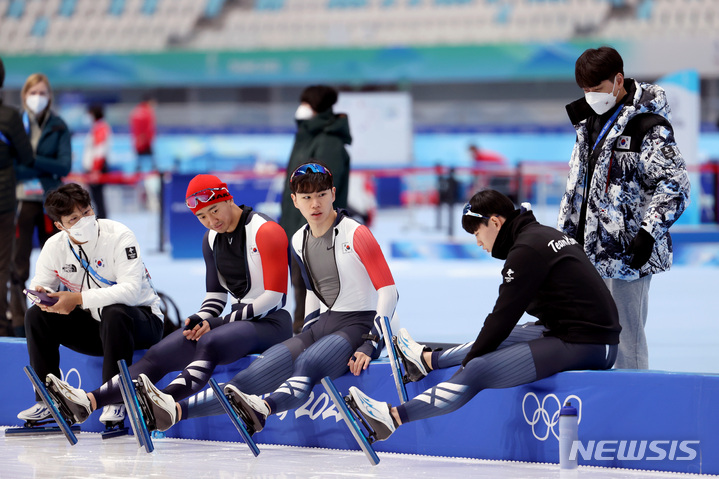 [베이징(중국)=뉴시스] 김병문 기자 = 스피드 스케이팅 김민석과 박성현이 2일 오후 베이징 국립 스피드 스케이팅 오벌에서 2022 베이징동계올림픽대회를 앞두고 훈련하는 중 휴식을 취하고 있다. 2022.02.02. dadazon@newsis.com