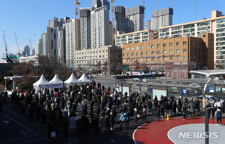 [서울=뉴시스] 고승민 기자 = 0시 기준 코로나19 신규 확진자수가 2만270명을 기록한 2일 서울 서초구 고속티머닐 임시선별검사소를 찾은 시민이 검사를 받기 위해 줄을 서고 있다. 2022.02.02. kkssmm99@newsis.com