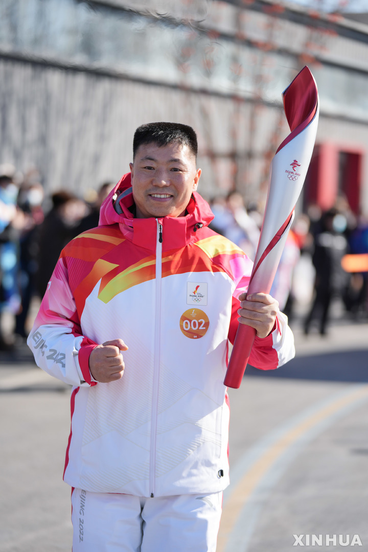 [베이징=신화/뉴시스] 지난 2일 중국·인도 국경부대 치파바오(祁發寶) 연대장이 베이징에서 2022년베이징동계올림픽 성화봉송에 참여하고 있다. 그는 지난 2020년 6월 국경 충돌과정에서 머리를 크게 다친바 있다.  2022.02.04 