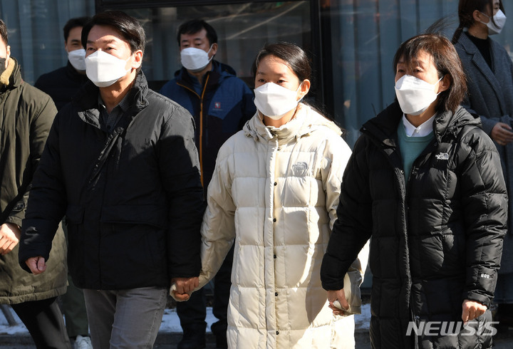 [서울=뉴시스] 최진석 기자 = 안철수(왼쪽) 국민의당 대선후보가 설 연휴 마지막 날인 2일 부인 김미경 교수, 딸 안설희 박사와 함께 코로나19 검체 채취 봉사활동 등을 하기 위해 서울 중구보건소 선별진료소로 향하고 있다. 이날 딸 안설희 박사는 행정 업무 등을 지원했다. (공동취재사진) 2022.02.02. photo@newsis.com