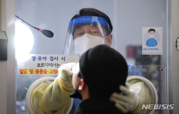 [서울=뉴시스] 최진석 기자 = 안철수 국민의당 대선후보가 설 연휴 마지막 날인 2일 서울 중구보건소 선별진료소에서 코로나19 검체 채취 의료봉사 활동을 하고 있다. (공동취재사진) 2022.02.02. photo@newsis.com