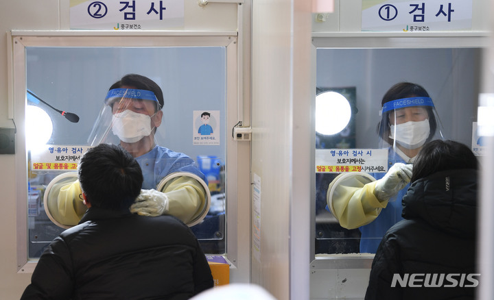 [서울=뉴시스] 최진석 기자 = 안철수 국민의당 대선 후보와 부인 김미경 교수가 설 연휴 마지막 날인 2일 서울 중구보건소 선별진료소에서 코로나19 검체 채취 의료봉사 활동을 하고 있다. 이날 동행한 딸 안설희 박사는 행정 업무 등을 지원했다. (공동취재사진) 2022.02.02. photo@newsis.com